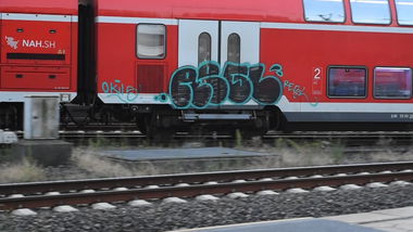 Graffiti Train - Photo by UnderColor - hamburg, train, zug