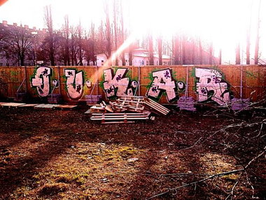 Graffiti Bombing in Berlin - Photo by User28 - QUK, KAR (2012)