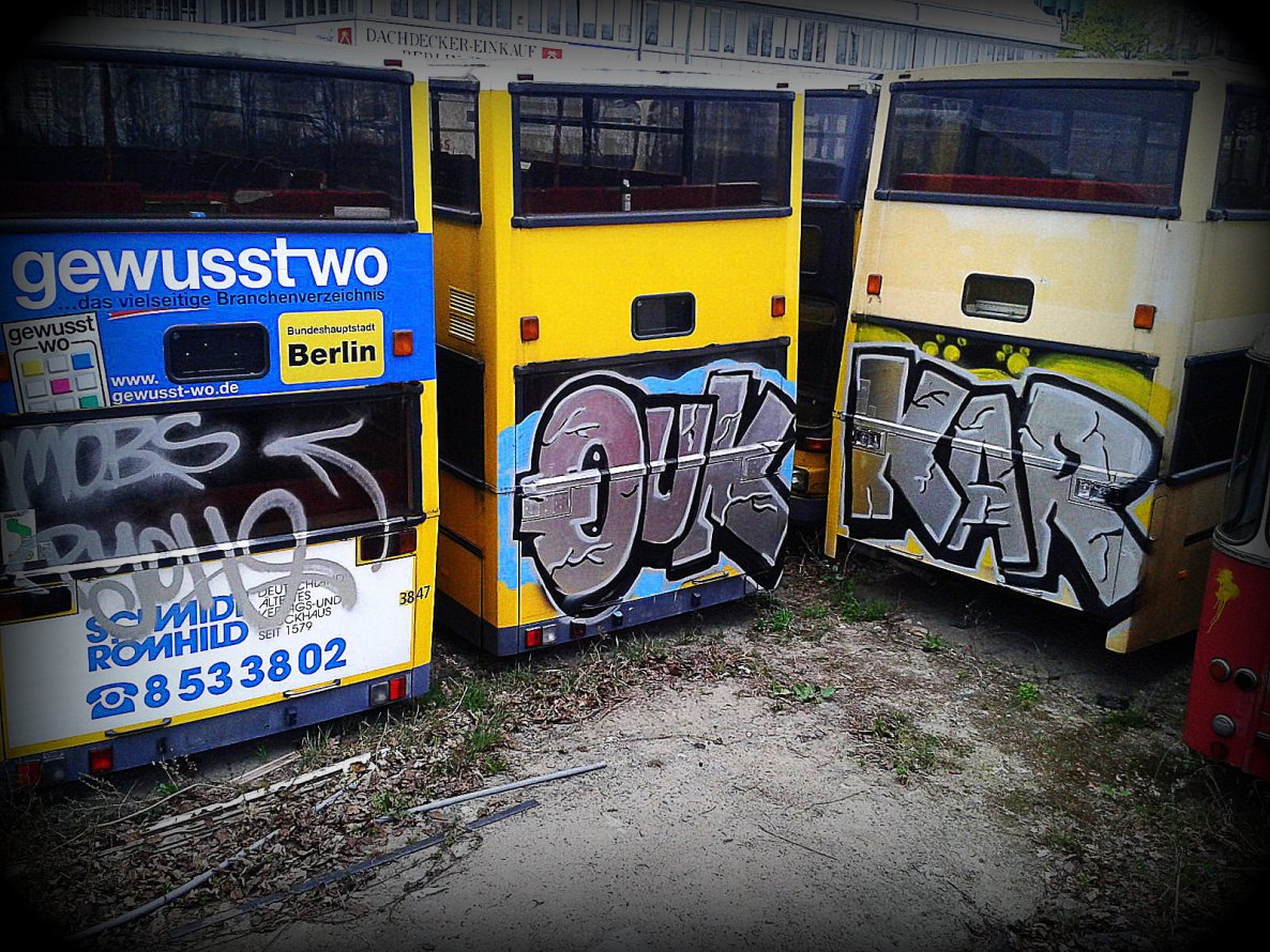 Graffiti Bombing - Photo by User28 - QUK, KAR, MOBS (2013)