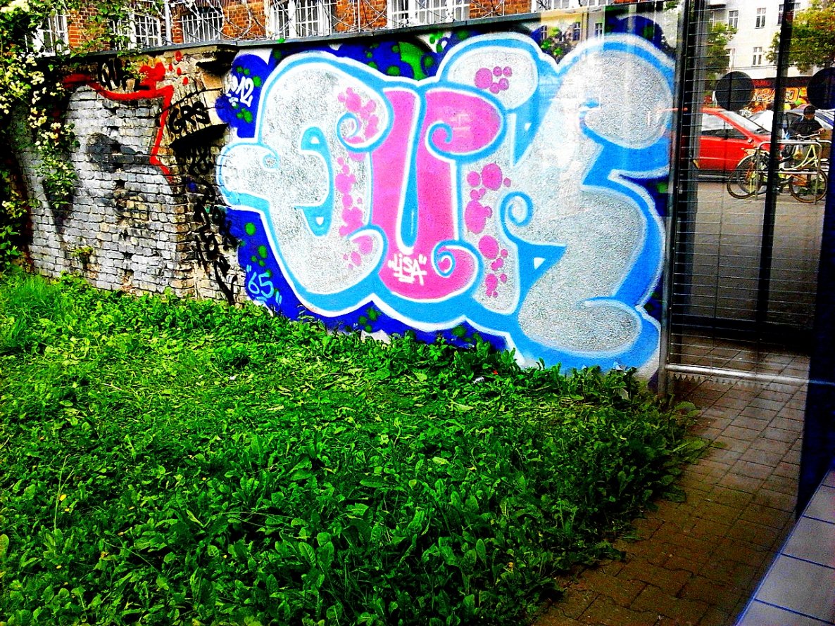 Graffiti Wall in Berlin - Photo by User28 - QUK (2012)