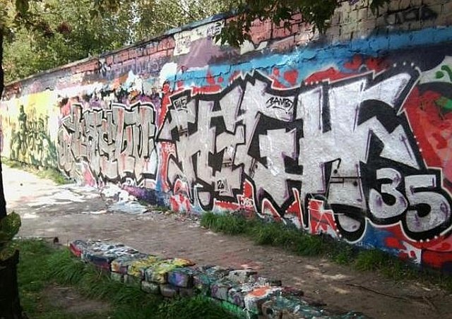 Graffiti Wall - Photo by User28 - LASLO, QUK, HIGH (2011)