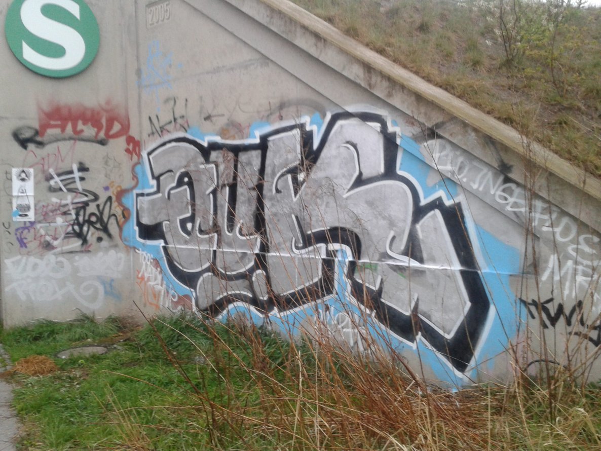 Graffiti Bombing - Photo by User28 - QUK (2013)