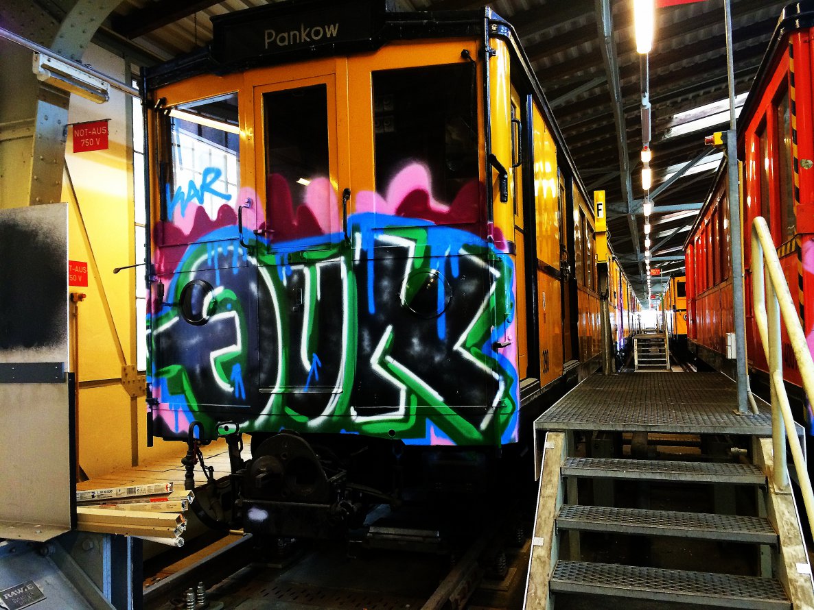 Graffiti Train - Photo by User28 - QUK, KAR (2014)