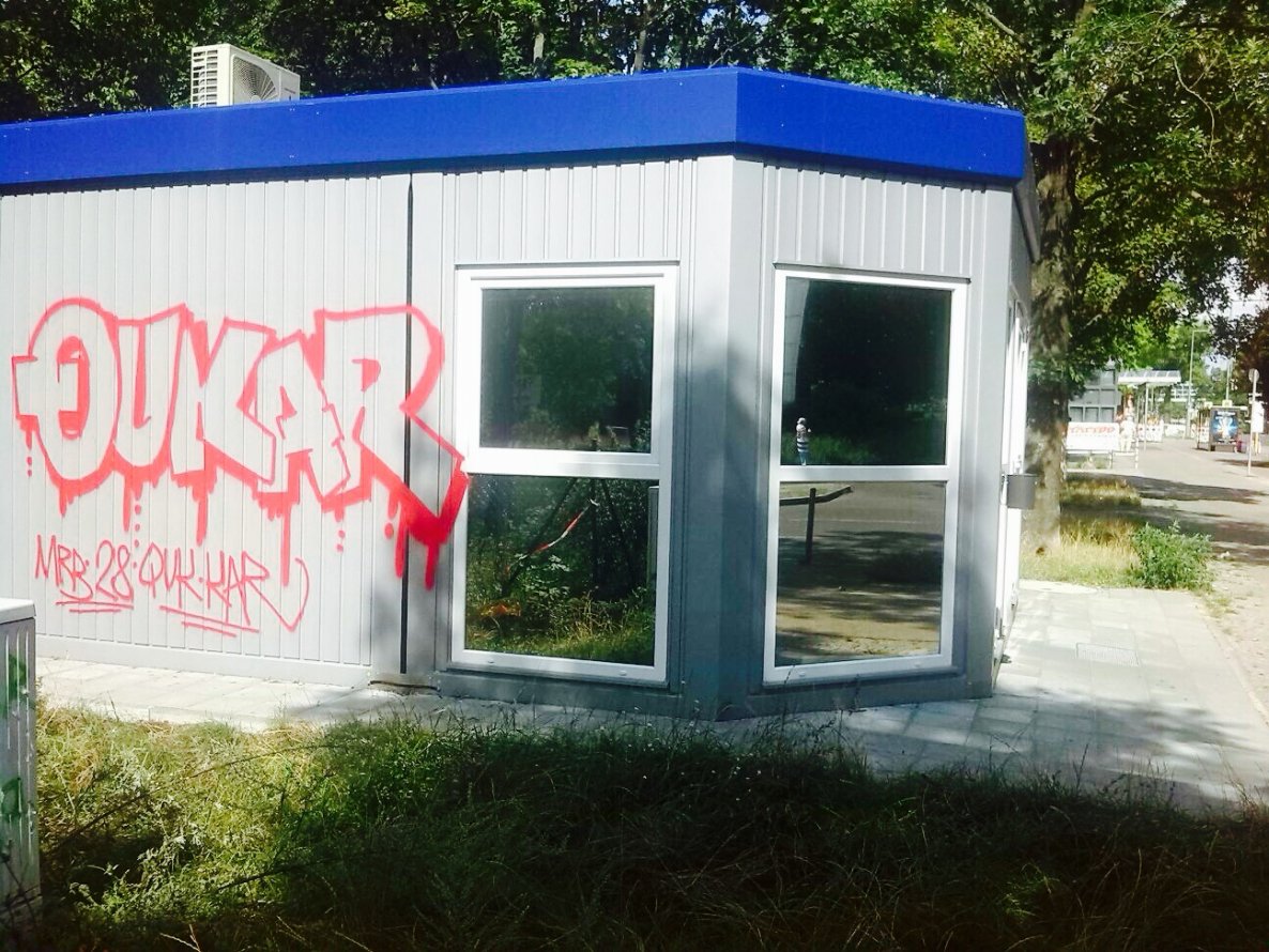 Graffiti Bombing - Photo by User28 - QUK, kar, mrb