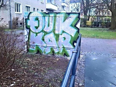 Graffiti Bombing in Berlin - Photo by User28 - quk, kar (2015)