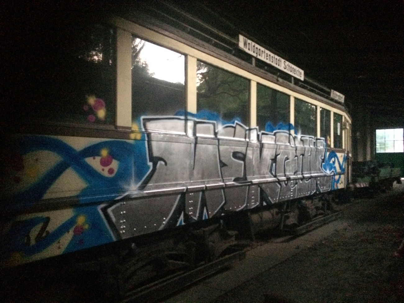 Graffiti Train - Photo by User28 - Mek, QUK (2016)