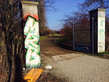 Graffiti Bombing in Berlin - Photo by User28 - Mrb, QUK (2015)