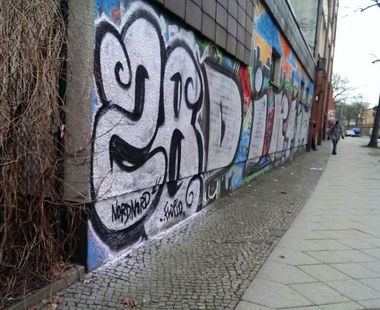 Graffiti Wall in Berlin - Photo by User28 - 28, nordnord, pioh (2015)