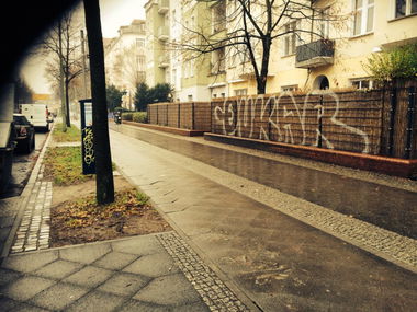 Graffiti Bombing in Berlin - Photo by User28 - QUK, kar (2014)
