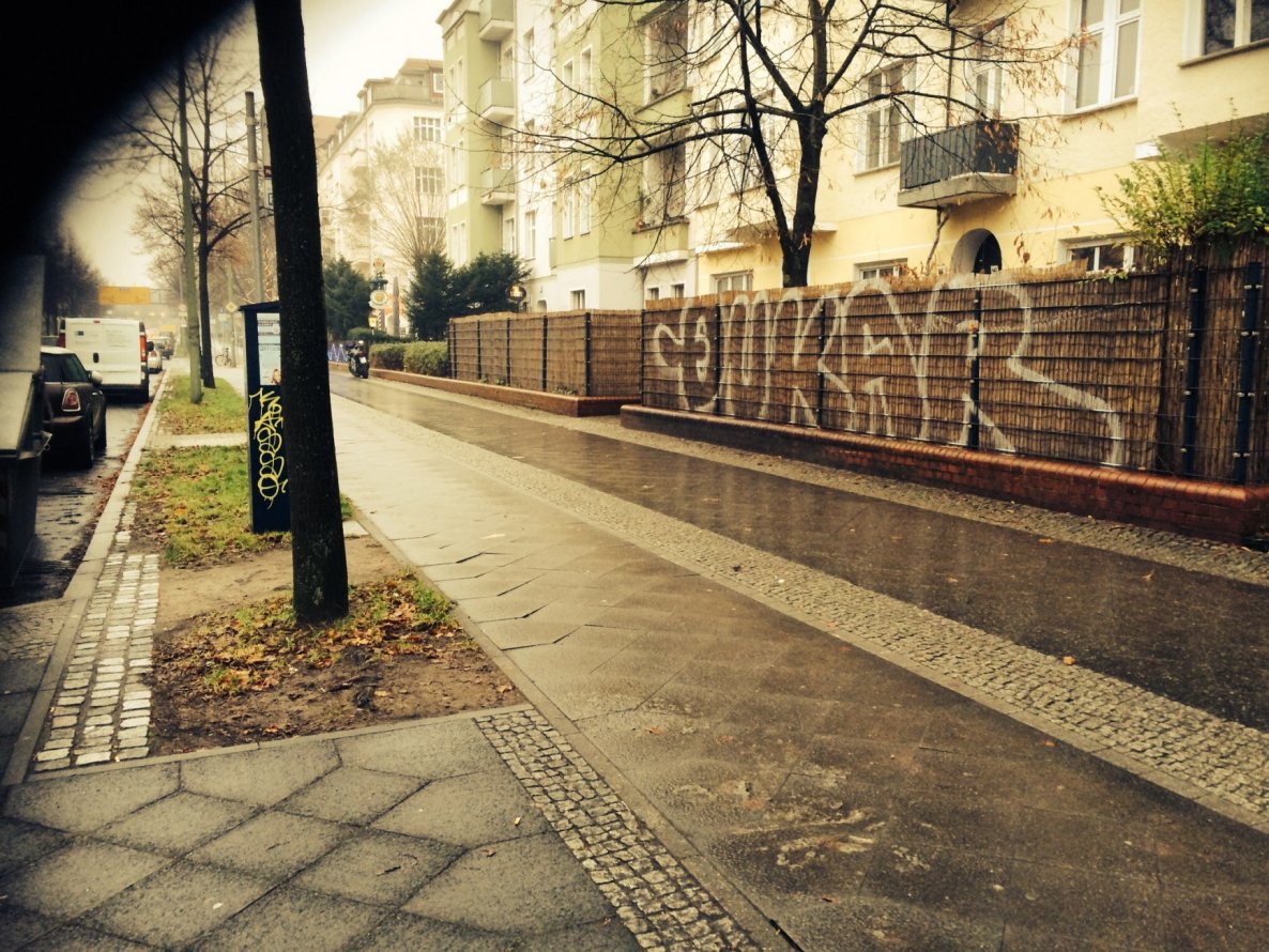 Graffiti Bombing in Berlin - Photo by User28 - QUK, kar (2014)