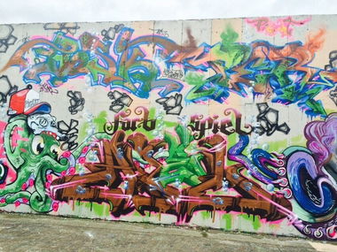 Graffiti Wall in Berlin - Photo by User28 - Vosk, per, apel (2015)