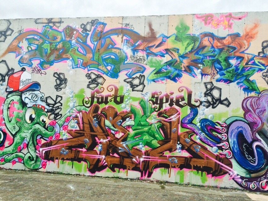 Graffiti Wall in Berlin - Photo by User28 - Vosk, per, apel (2015)