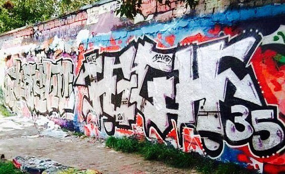 Graffiti Wall in Berlin - Photo by User28 - Laslo, high, QUK (2012)