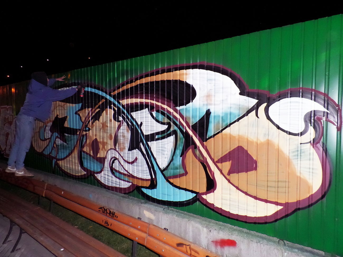 Graffiti Bombing - Photo by VIARA - CHEFS (2015)