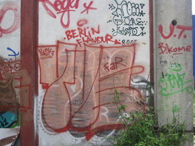 Graffiti Bombing - Photo by VOLKERPUTT - yusk