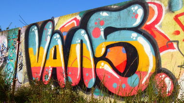 Graffiti Bombing - Photo by Vans - Vans, Vanser, Che (2014)