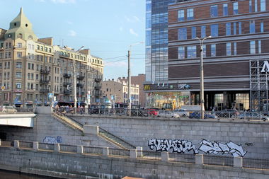 Graffiti Bombing in Saint Petersburg - Photo by Veekeveryweek - Viker (2013)