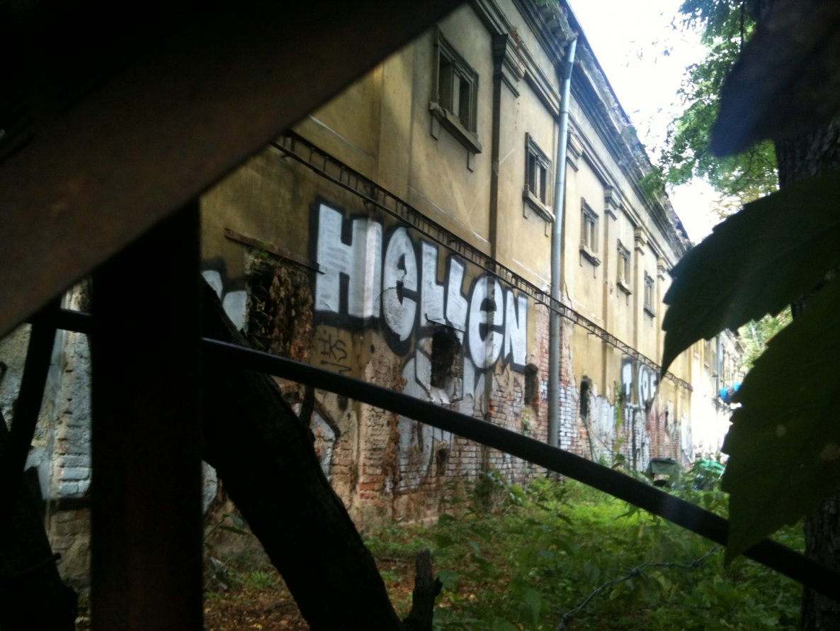 Graffiti Bombing in Prague - Photo by Verdants - Hellen, Helen, Ellen (2013)