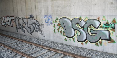 Graffiti Bombing in Leipzig - Photo by VincentVega - llof, loys, ddr