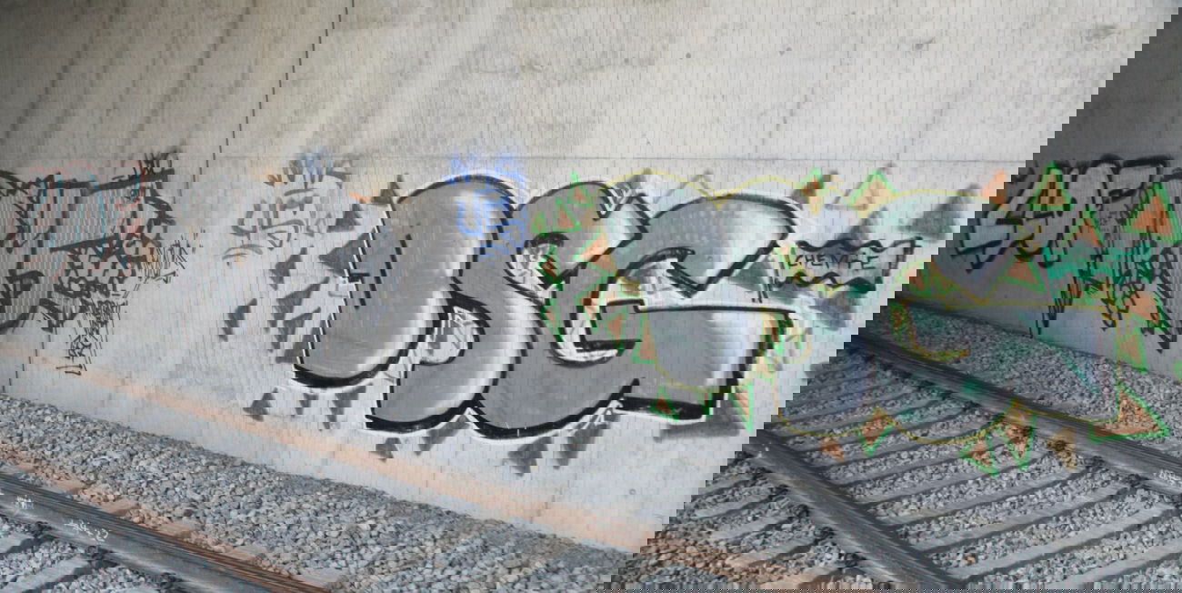 Graffiti Bombing in Leipzig - Photo by VincentVega - llof, loys, ddr