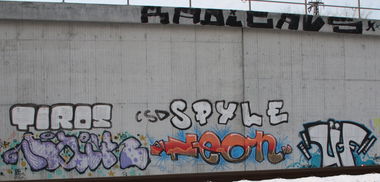 Graffiti Bombing in Leipzig - Photo by VincentVega - bair, neon, üf (2012)