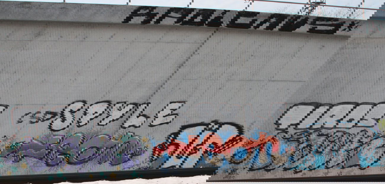 Graffiti Bombing in Leipzig - Photo by VincentVega - bair, neon, üf (2012)