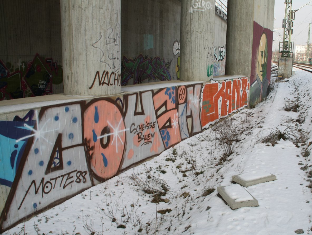 Graffiti Bombing in Leipzig - Photo by VincentVega - Cousin, motte, 88 (sche)