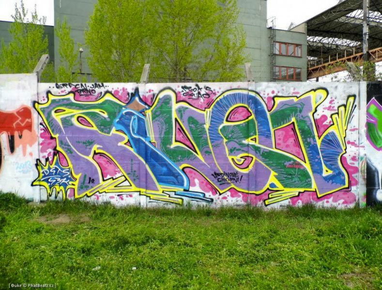 Graffiti Wall - Photo by VinnejStrikanec - legal, lego, rivon (2013)