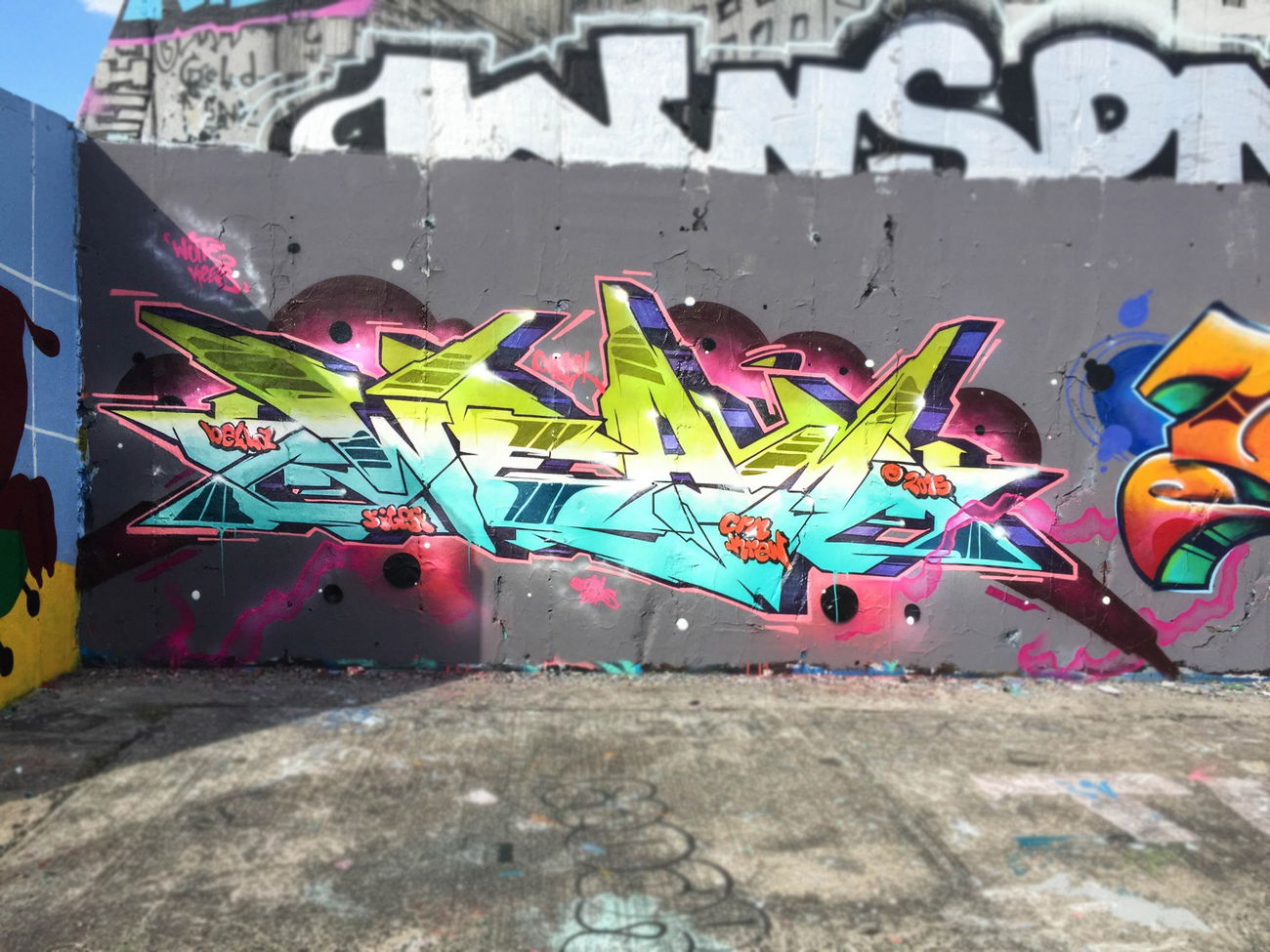 Graffiti Wall in Berlin - Photo by WEAM - crn, weam (2015)