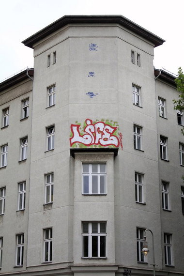 Graffiti Wall in Berlin - Photo by WORLDSTREETART - LIFE, berlin, WORLDSTREETART (2013)