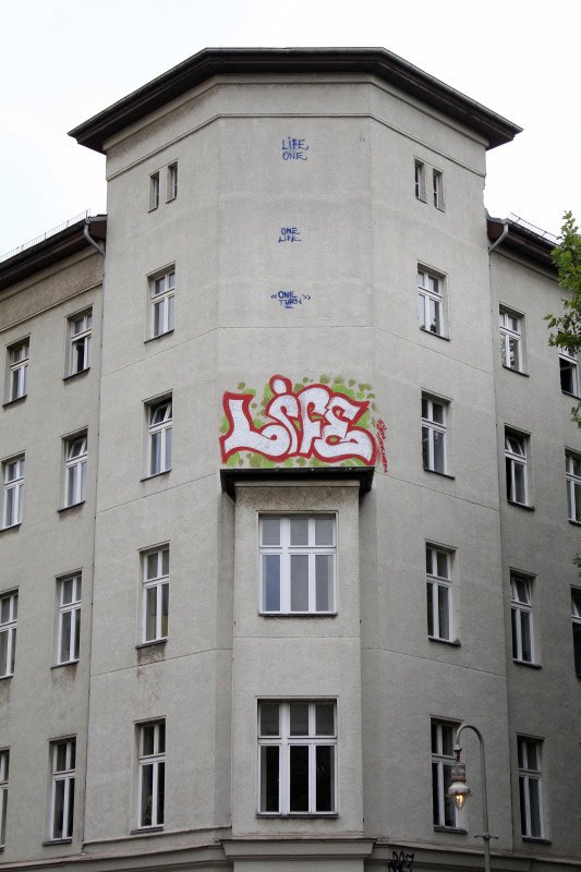 Graffiti Wall in Berlin - Photo by WORLDSTREETART - LIFE, berlin, WORLDSTREETART (2013)