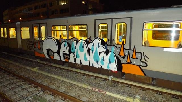Graffiti Train in Vienna - Photo by WWA022 - cent, kfc