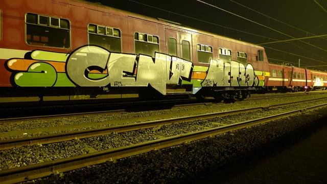 Graffiti Train in Les Bons Villers - Photo by WWA022 - cent, metro
