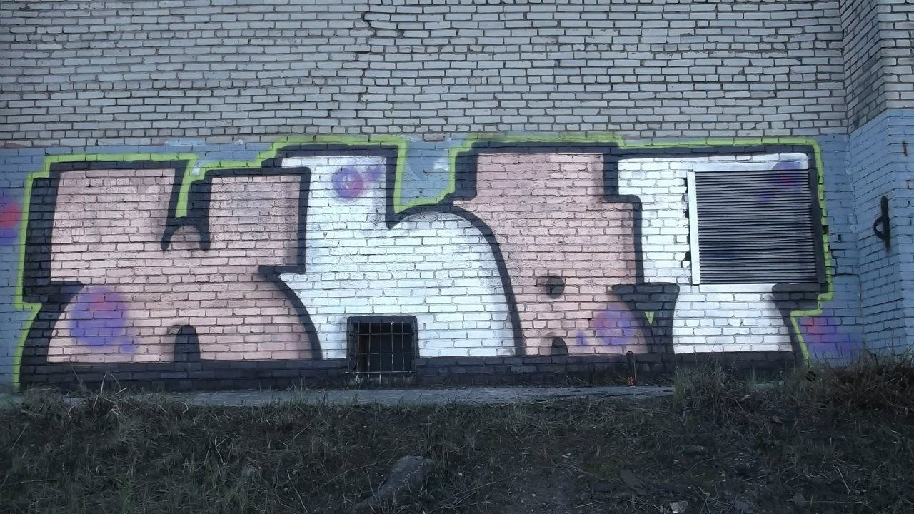 Graffiti Bombing in Saint Petersburg - Photo by Wern57 - wern, what (2012)