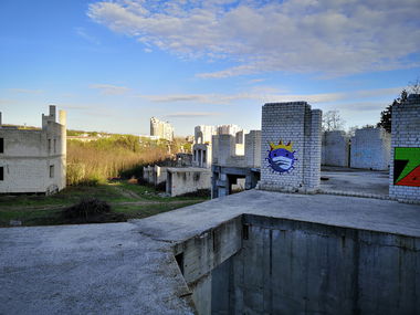 Graffiti Wall - Photo by West - Coronavirus (2021)