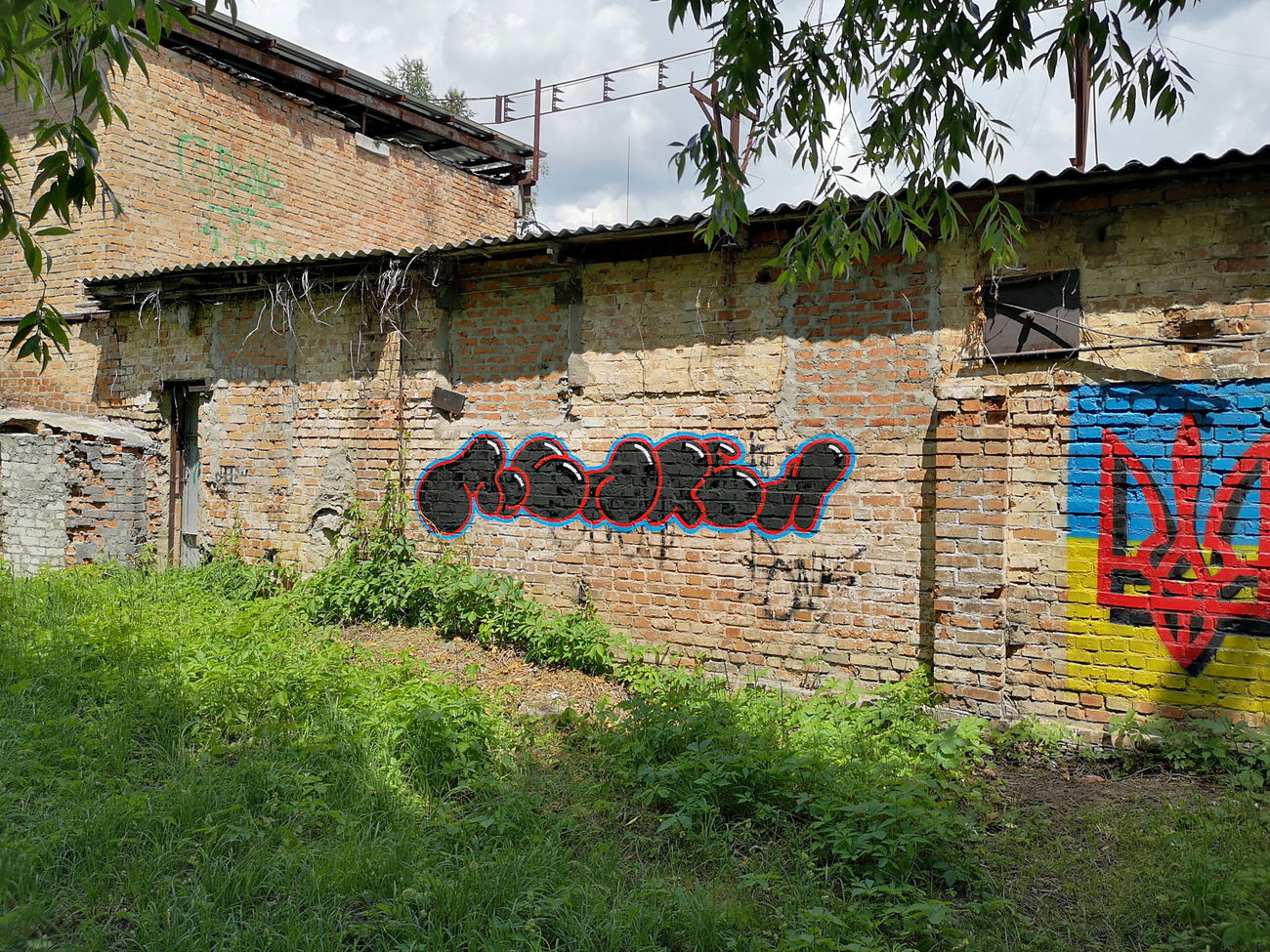 Graffiti Wall - Photo by West - McLaren (2022)