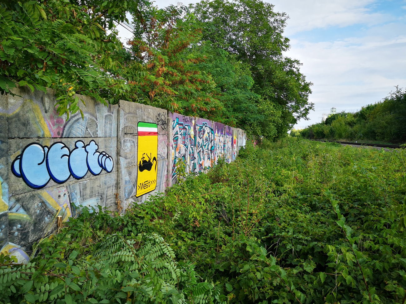 Graffiti Wall - Photo by West - Ferrari (2022)