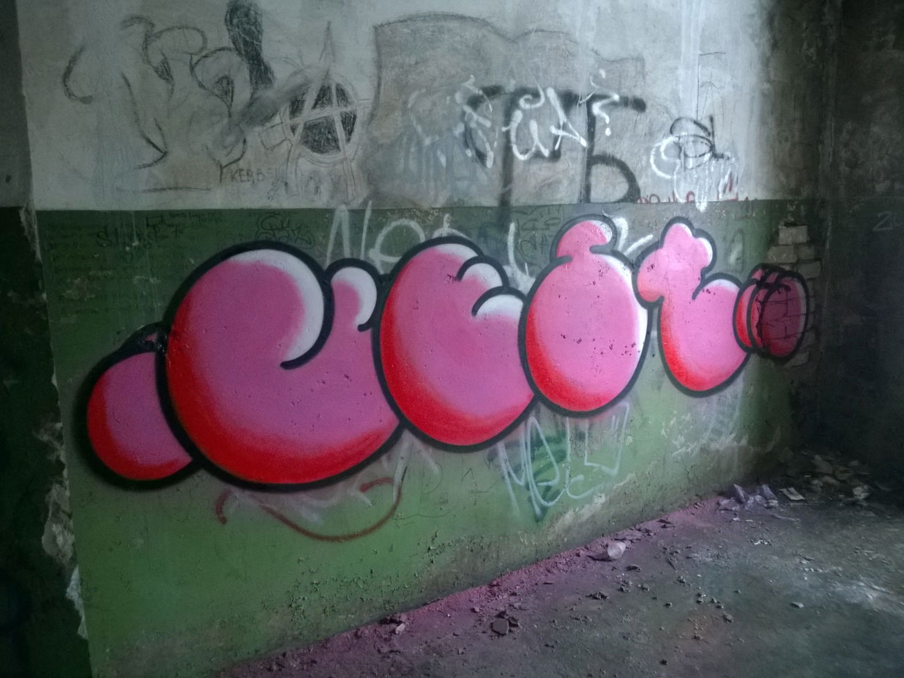 Graffiti Wall - Photo by West (2016)