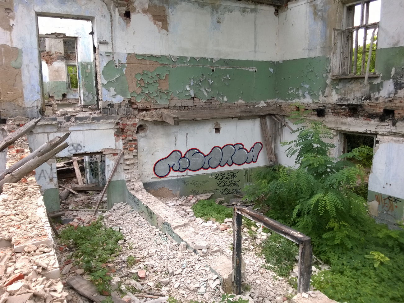 Graffiti Wall - Photo by West - McLaren (2019)