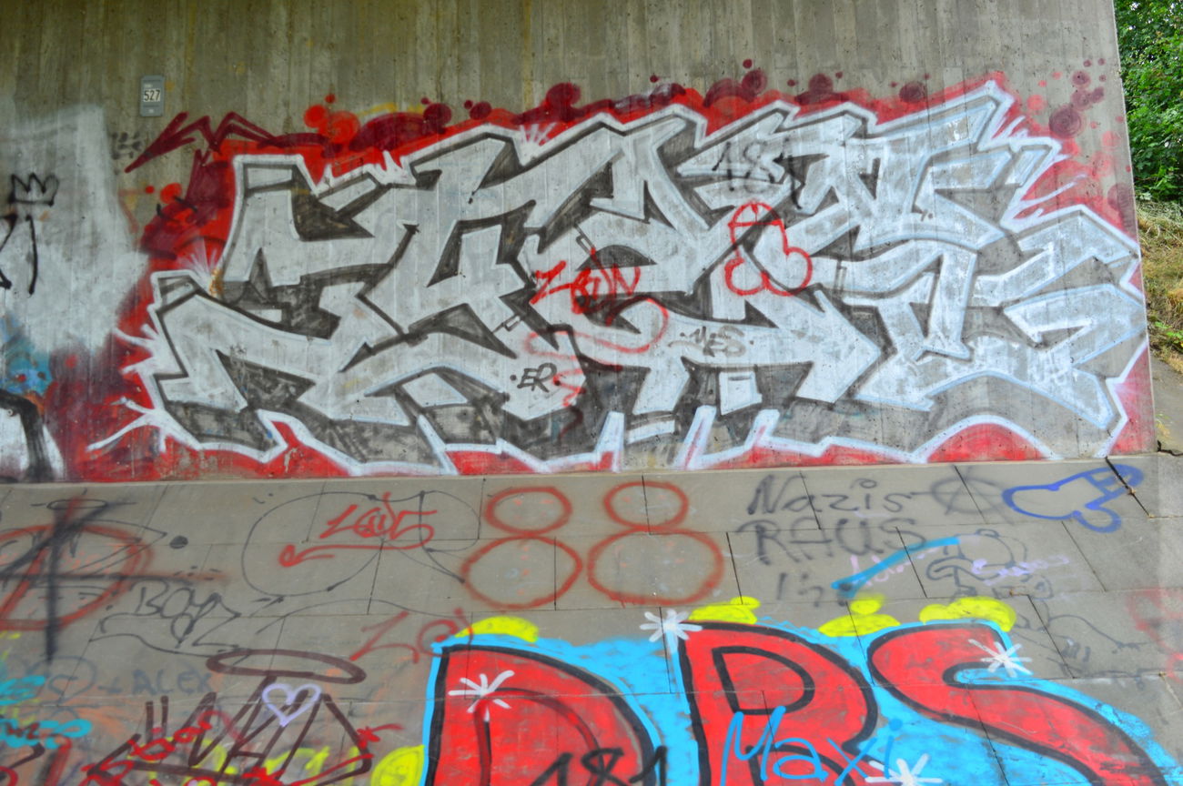 Graffiti Wall - Photo by WhiteBoy77 - yes, kod, hard (2015)
