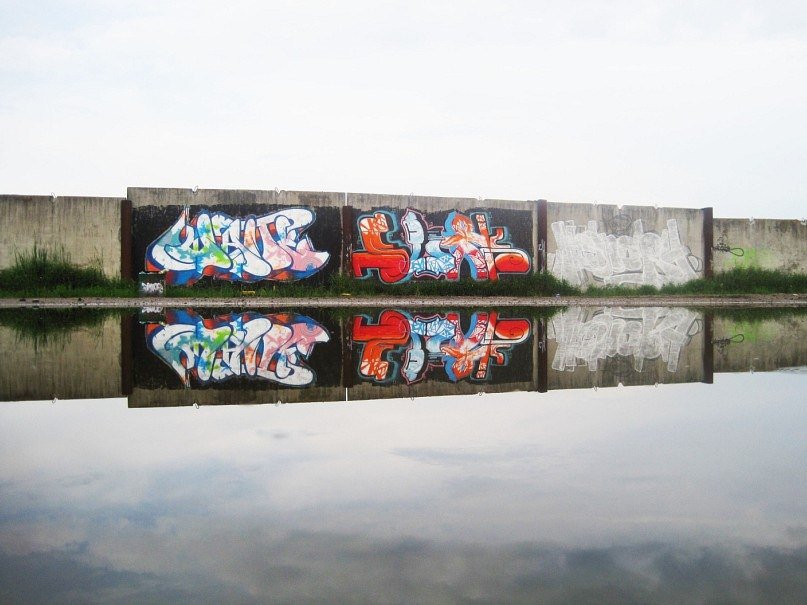 Graffiti Wall - Photo by Whiteone - white, acetwo (2011)
