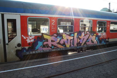 Graffiti Train in Hamburg - Photo by WhootsUp - Round (2012)
