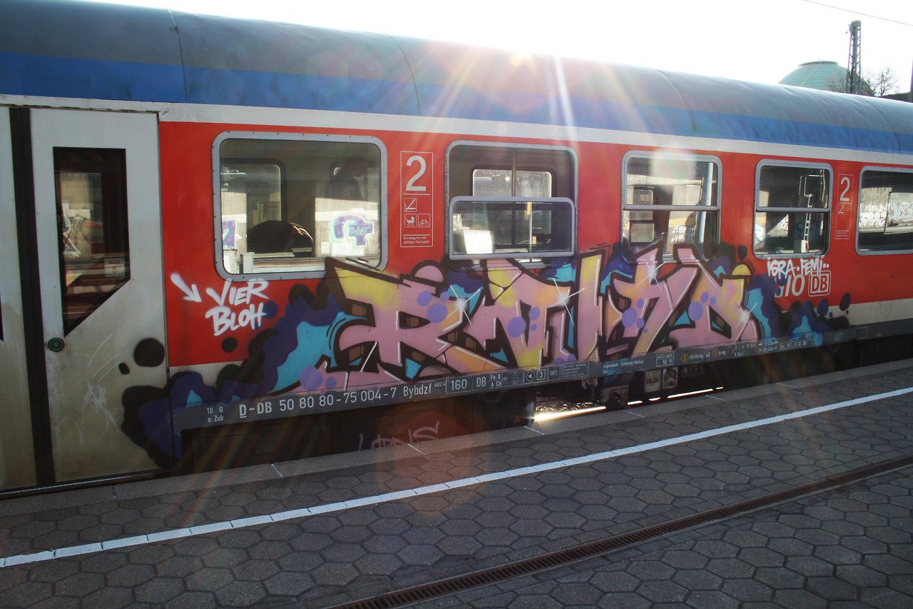Graffiti Train in Hamburg - Photo by WhootsUp - Round (2012)