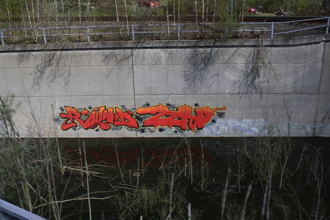 Graffiti Wall in Hamburg - Photo by WhootsUp - Round, ZZtop, cos (2012)