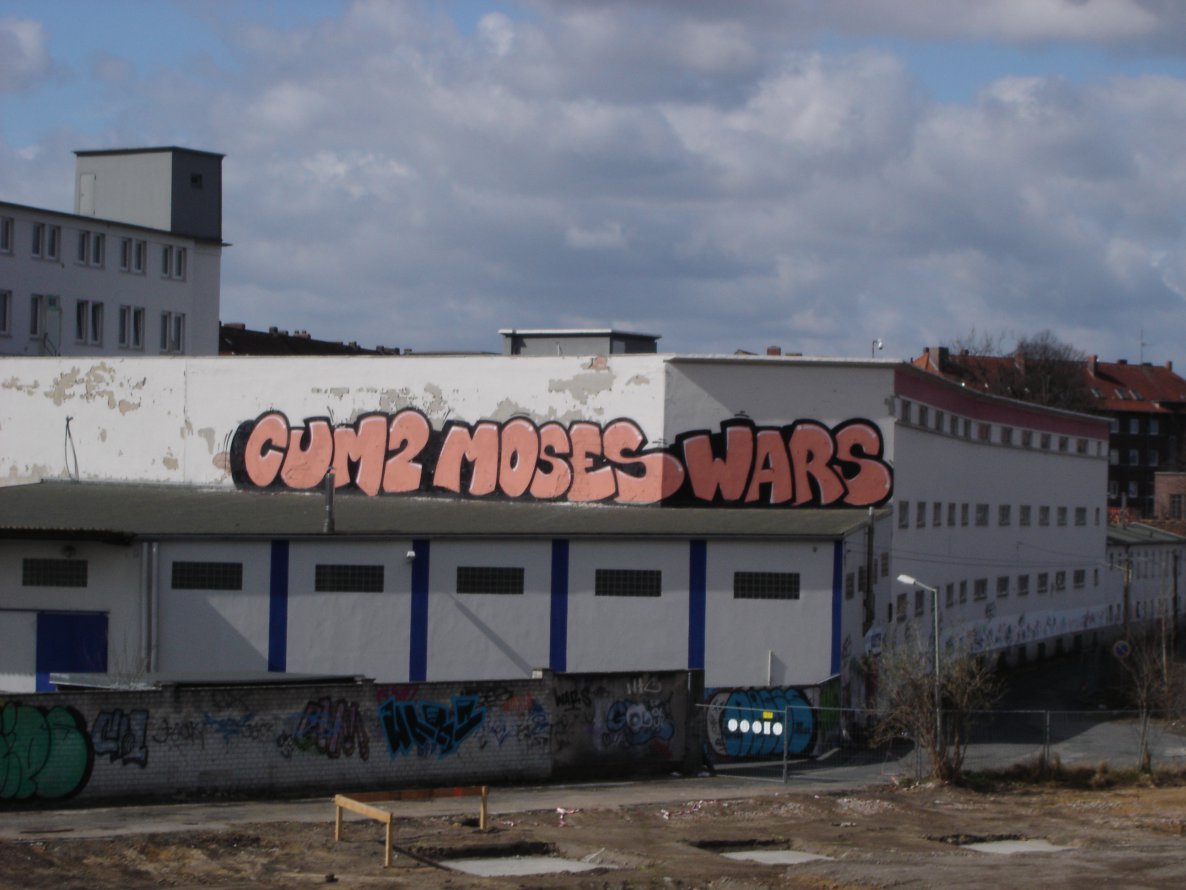 Graffiti Bombing in Hannover - Photo by WhootsUp - Cum2, Wars, Moses (2012)