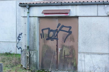 Graffiti Wall - Photo by Willitanner - tag, noir, ambre (2015)