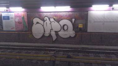 Graffiti Wall in Vienna - Photo by Wolfneck - subway, vienna, tunnel