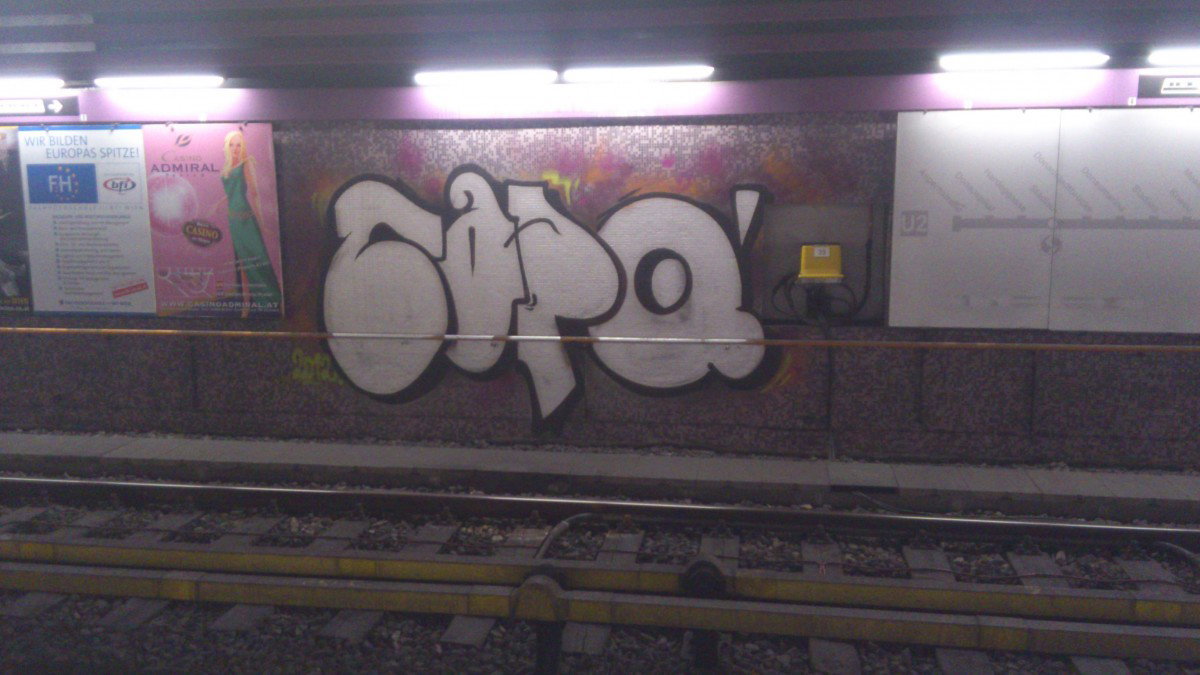 Graffiti Wall in Vienna - Photo by Wolfneck - subway, vienna, tunnel