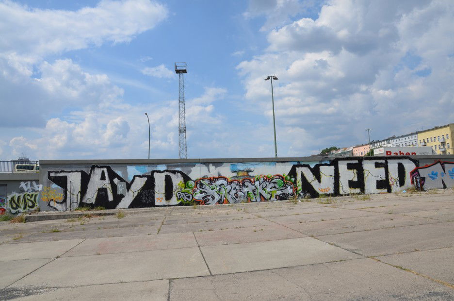 Graffiti Bombing in Berlin - Photo by Wolfneck - graffiti, big, bombing