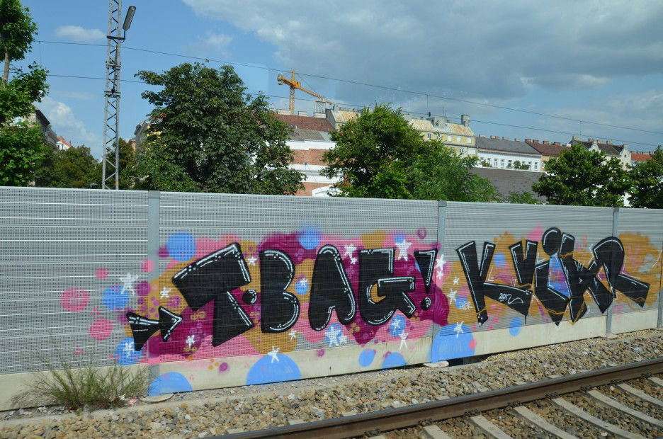 Graffiti Bombing in Vienna - Photo by Wolfneck - tbag, vienna, wien